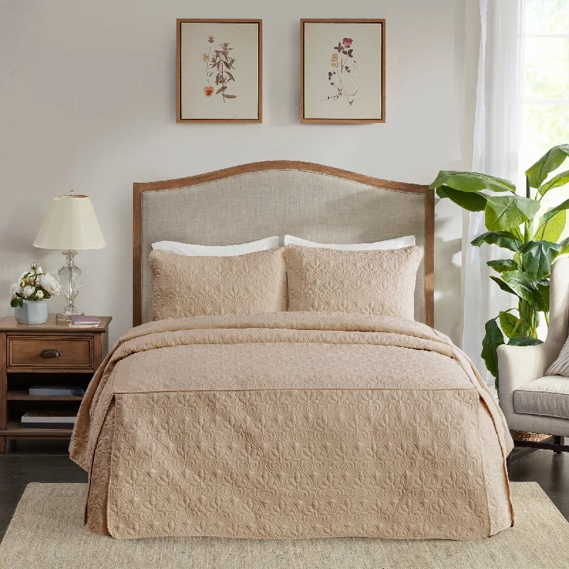 Madison Park Mansfield Solid 3-Piece Split Corner Pleated Bedspread Quilt Set with Matching Shams