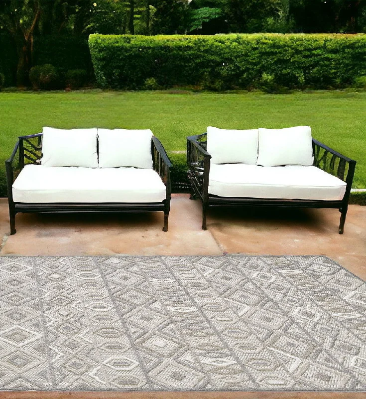 7' X 9' Southwestern Stain Resistant Indoor / Outdoor Area Rug - Gray / Ivory